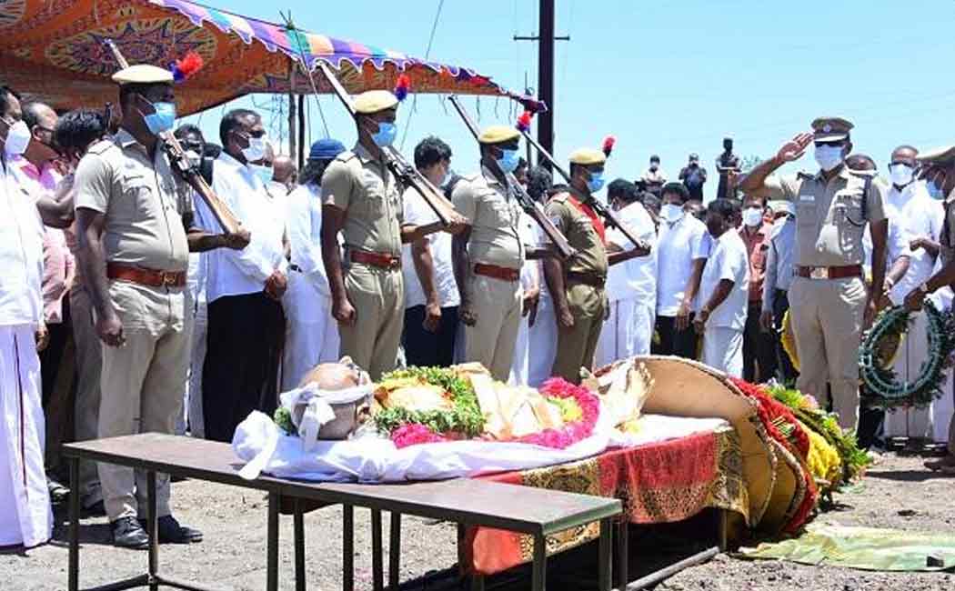 Kanimozhi MP Pays homage to Ki.Ra.