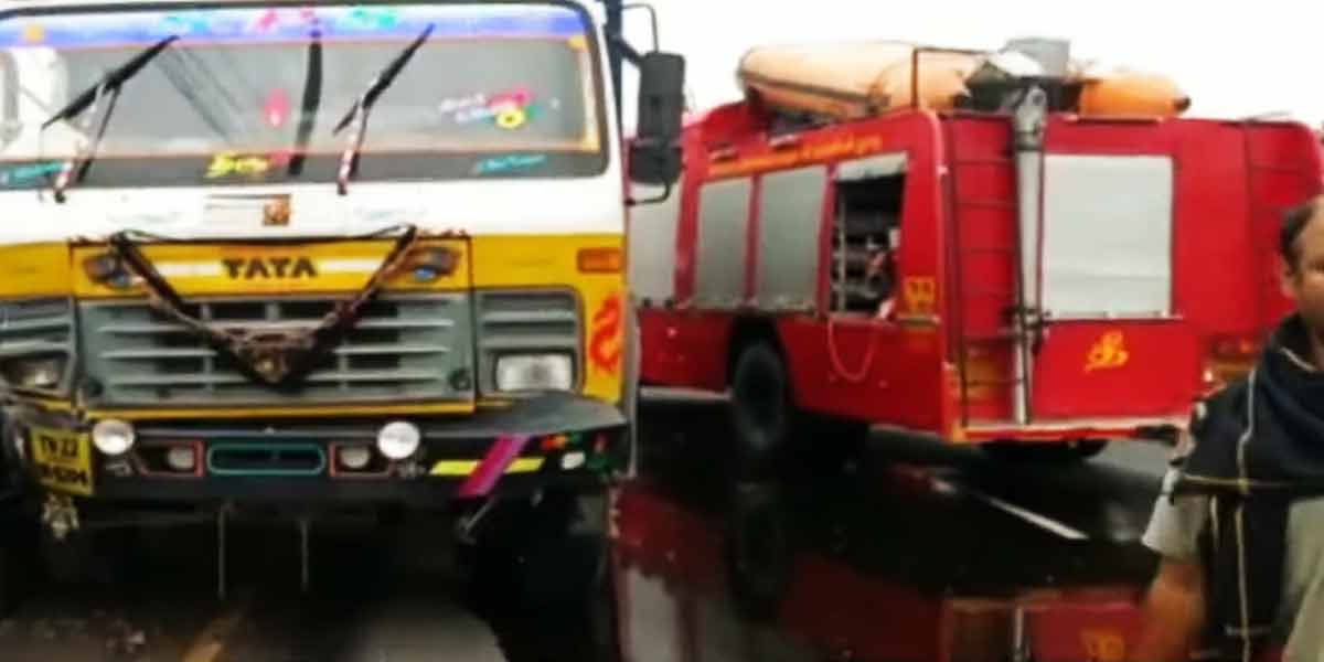 Fire department fights to rescue those trapped in the wrecked car!