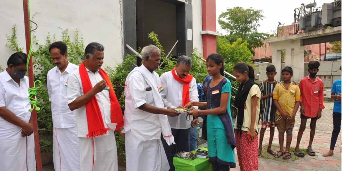 Senior leader Nallakannu hoisted the national flag at Balan's house!