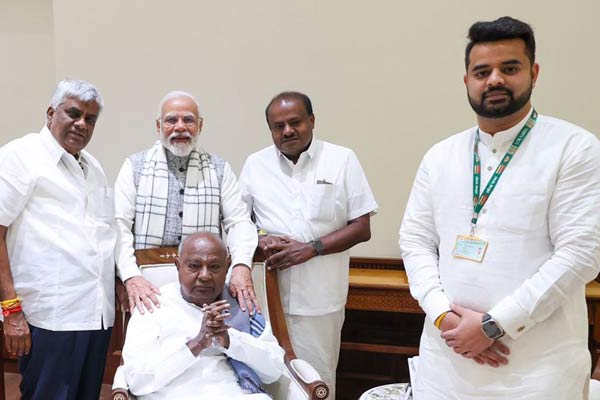 Controversial BJP alliance candidate and devegowda grandson for Over 2000 videos?