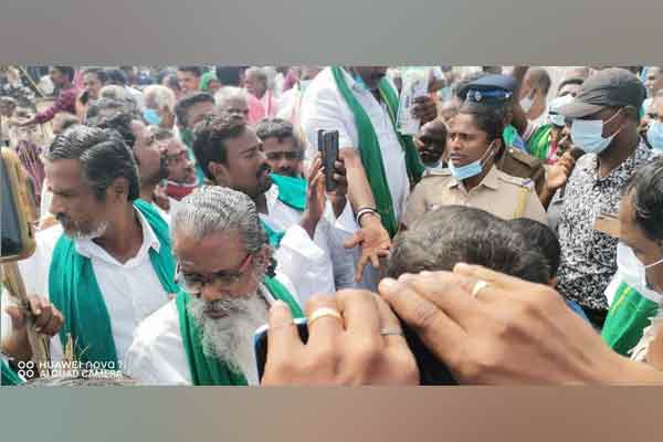 Farmers struggle on National Highway!