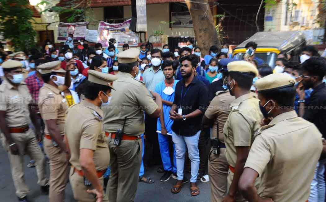 Doctors who tried to besiege the minister's house