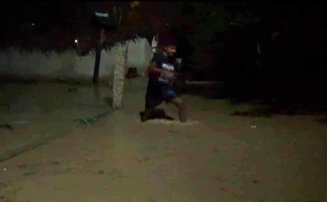 Thiruvarur People suffering from rainwater surrounding houses