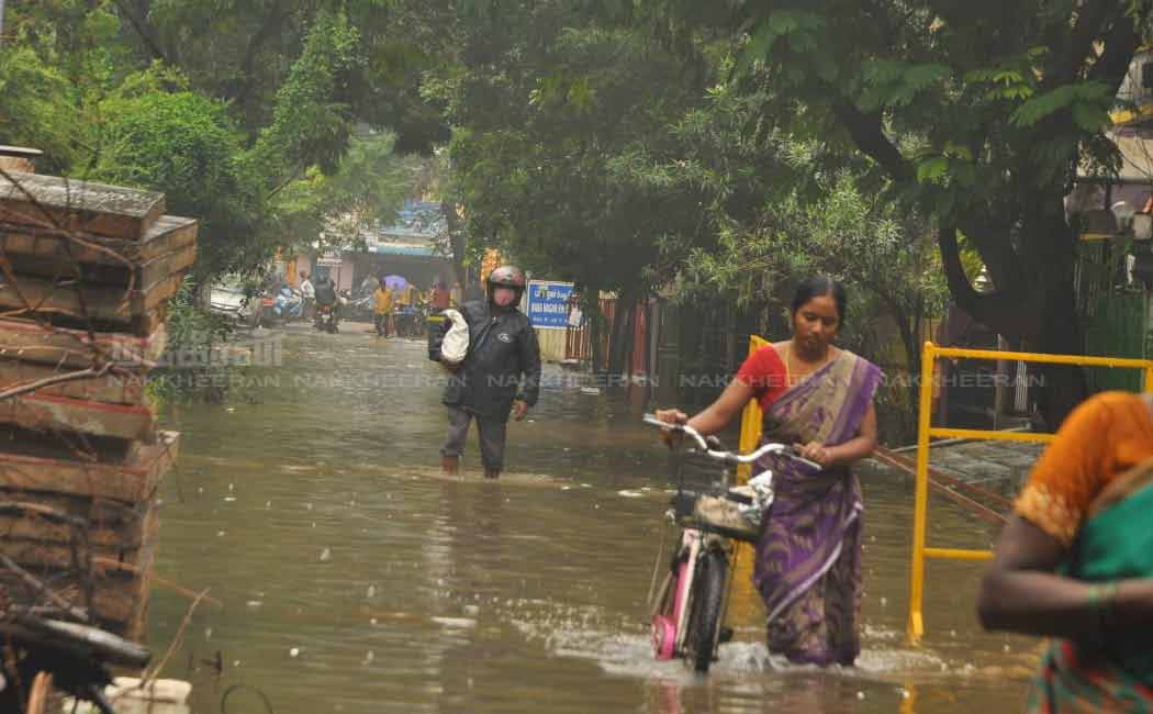 People staggering in the flood .. Request to take action!