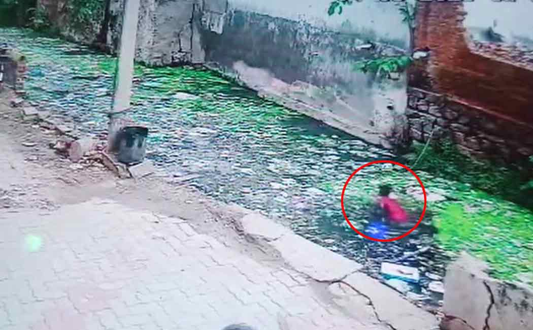 Youth saved four years old girl from waste water in theni