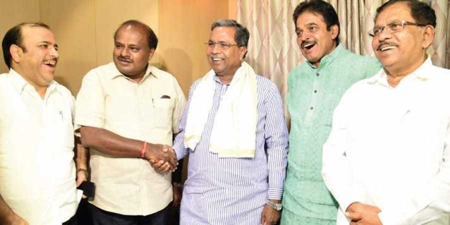 KARNATAKA CM KUMARASAMY GOVERNMENT MAY BE DISSOLVED 10 MLAS RESIGN MEET WITH SPEAKER