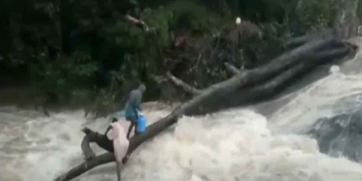 Villagers who are not responsible for the wild floods ... The authorities are shocked by the dangerous journey!