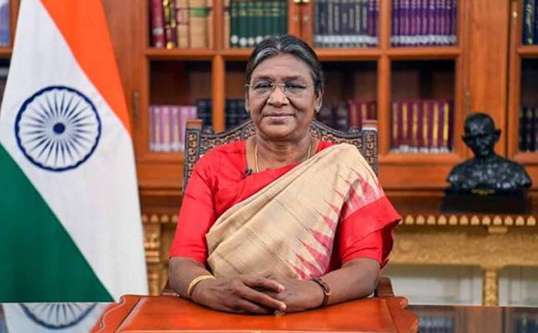 President Draupadi Murmu visits Thiruvalluvar statue