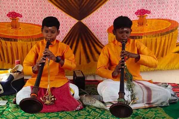 Boys who played Nataswaram Minister presents gifts