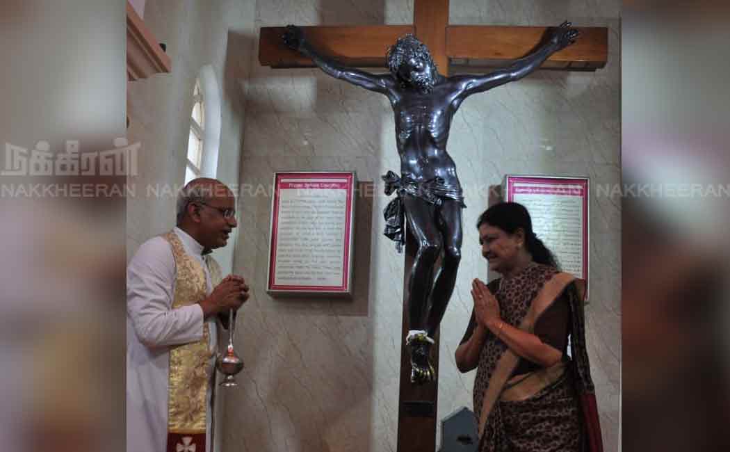 Sasikala celebrates Christmas at a old age home