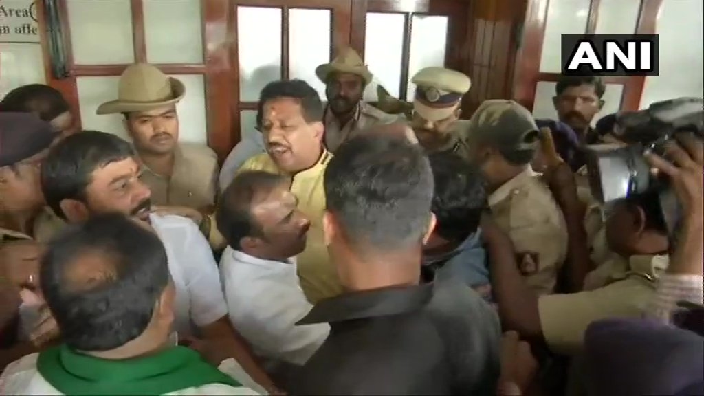 KARNATAKA CM HD KUMARASAMY GOVERNMENT LOSS OF MLAS, BJP FULL MAJORITY