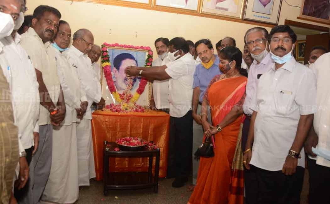 Congress pays floral tributes to Shivaji Ganesan photo