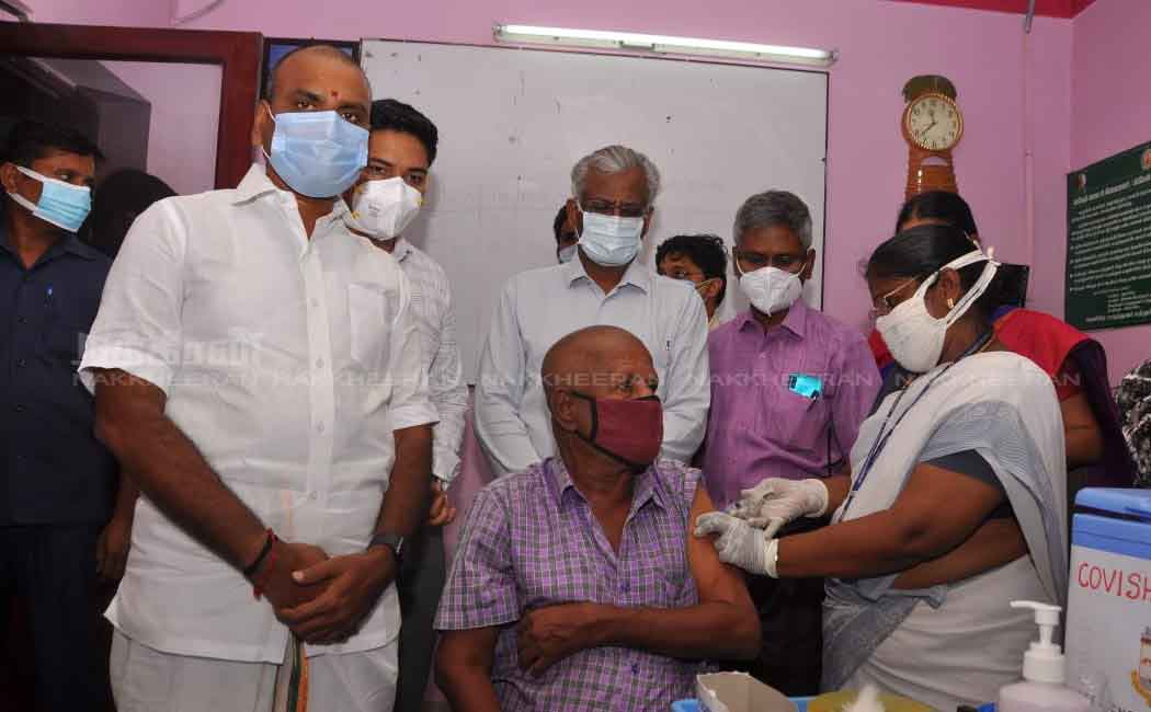 Union Minister L Murugan visits vaccination camp