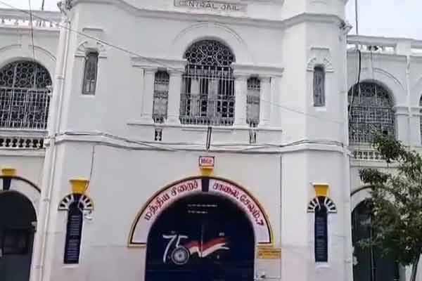 Prison warden who supplied cell phones prisoners