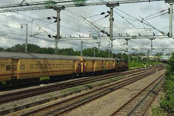 Cracks in the rails! Train crashes near Trichy