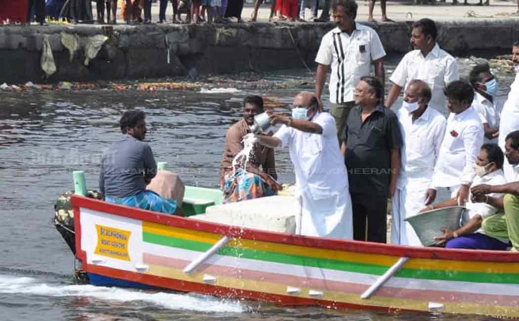 Minister Jayakumar paid homage by going to the boat and sprinkling flowers in the sea .. (Pictures)