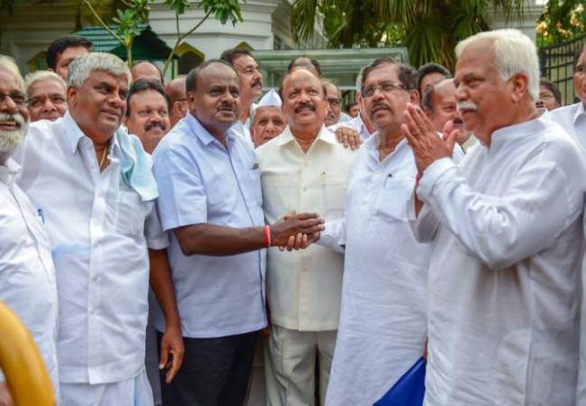 karnataka politicals crisis governor vajubhai vala send the report for ministry of home affairs