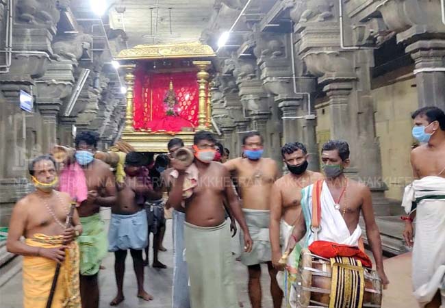 White elephant ride at Subramania Swamy Temple in Thiruchendur!