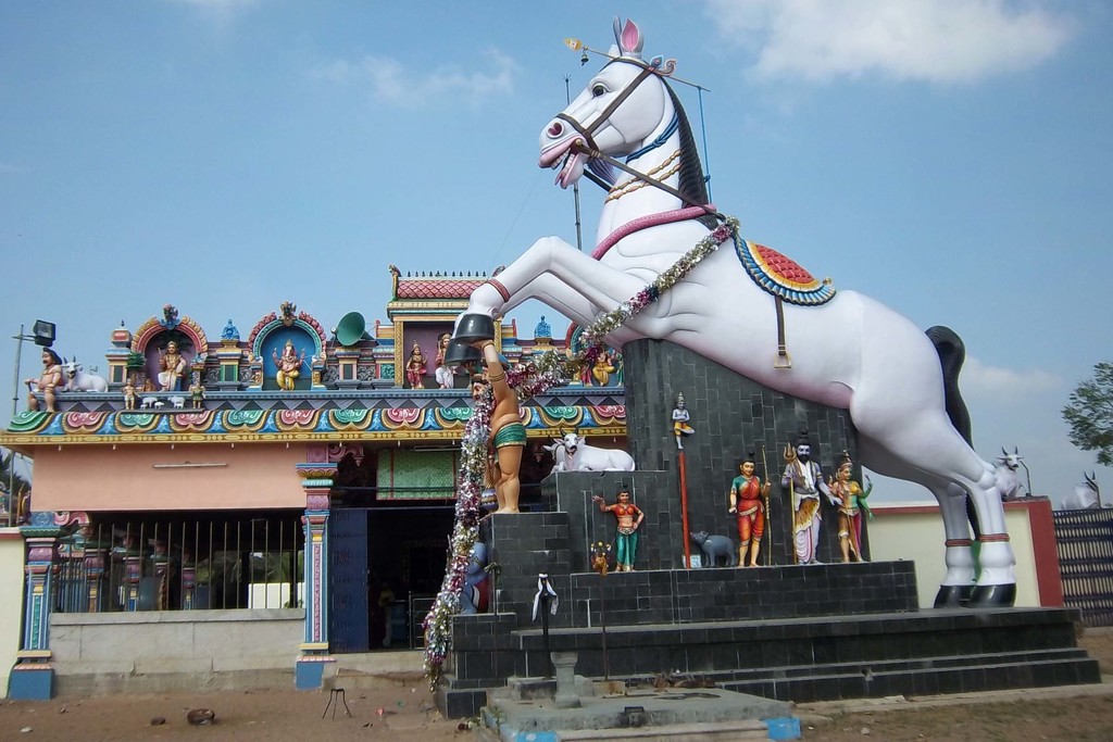 Thousands of pieces of paper flower garlands to the statue of the high horse in Asia