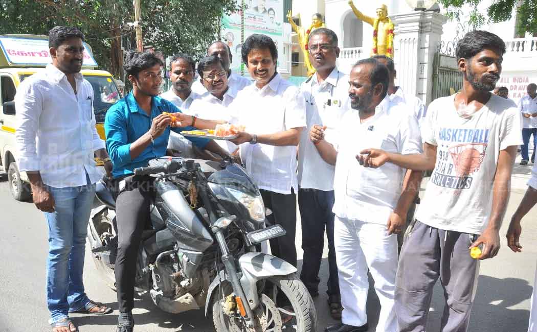 AIADMK party workers celebrate with sweets (Pictures)