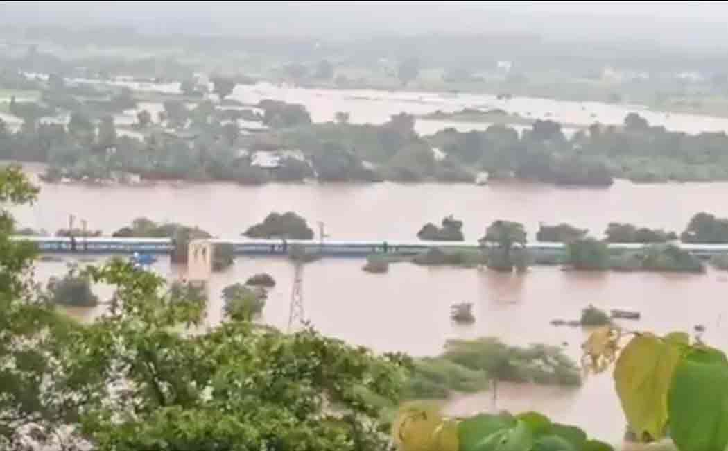 passengers rescued safely from mahalaxmi express in mumbai