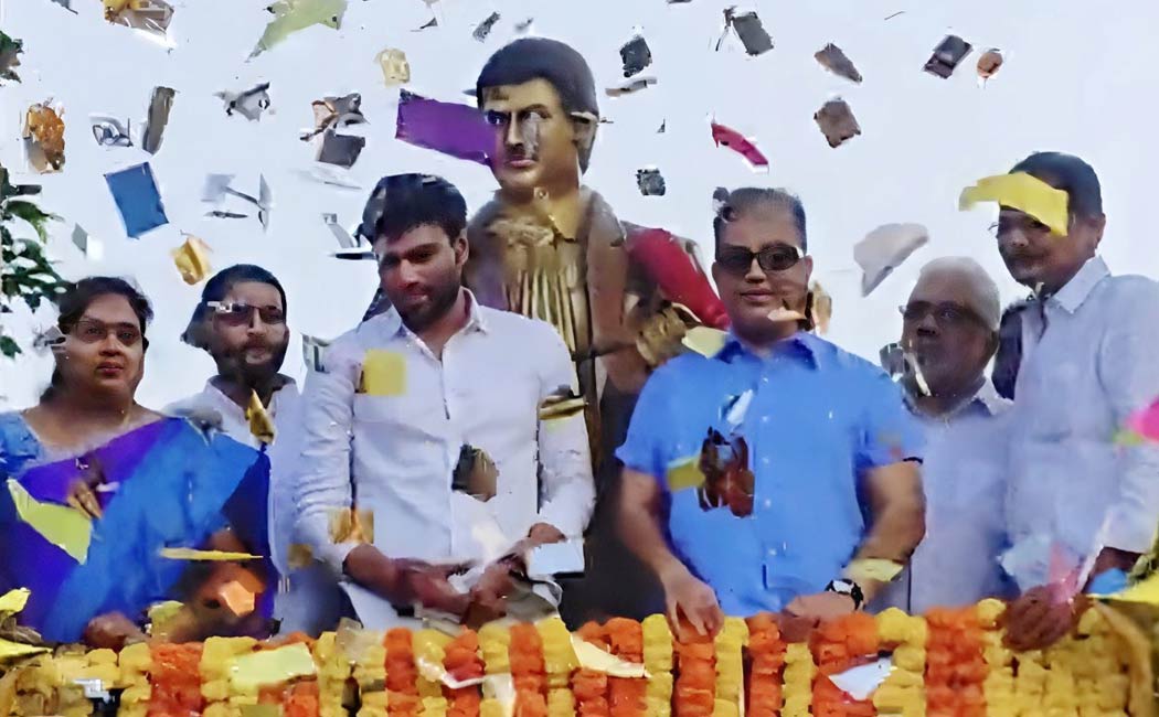 Kamal Haasan unveils a statue of Telugu actor Krishna