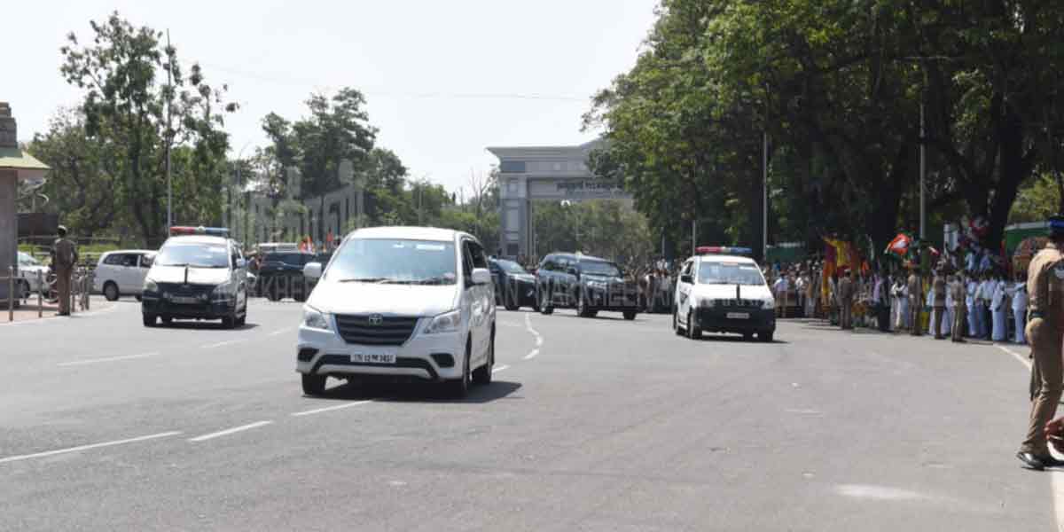 Welcome with art shows ... Modi signing from the car ... (Pictures)