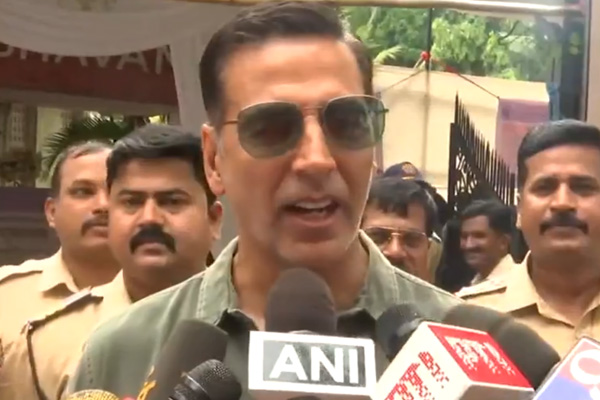 Akshay Kumar voted first time after getting Indian citizenship