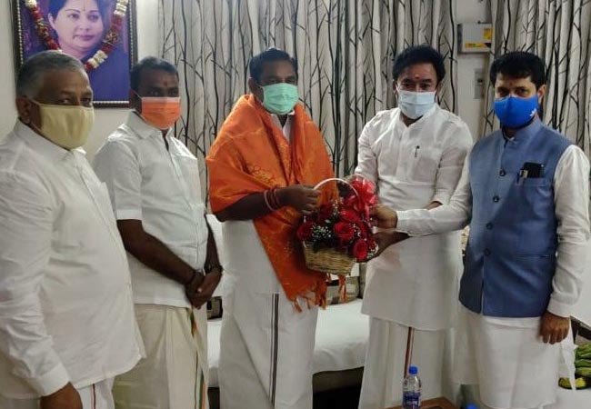 eps and ops meet union home minister amitshah at chennai
