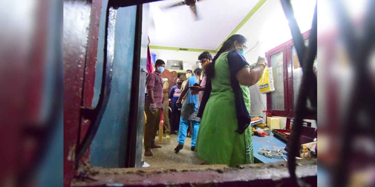 10 lakh robbery by breaking window!