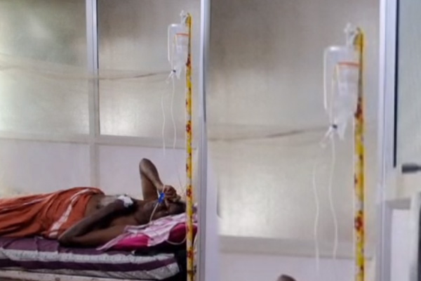 Kanchipuram Govt Hospital Treat patient with a glucose bottle on a mop stick