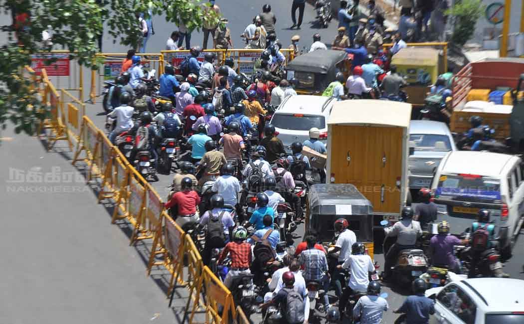 Vehicles that went through the crowd; Detained policemen