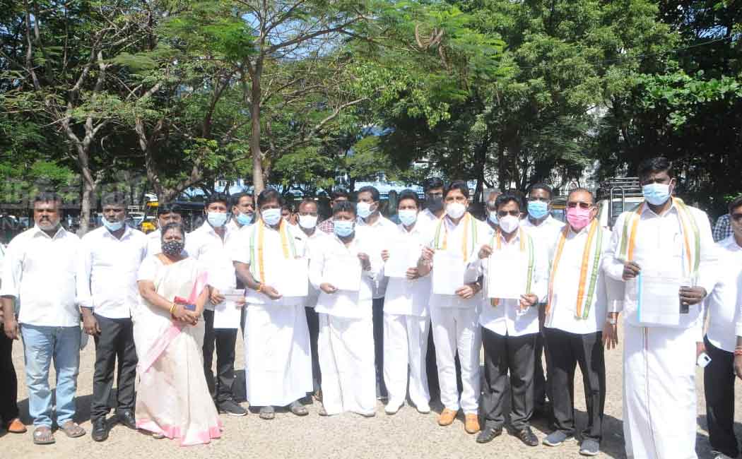Congress Committee members who met the Collector and submitted the petition