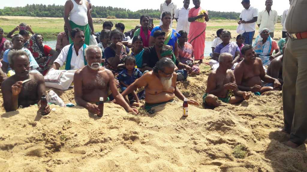 ayyakannu leads the protest in kaveri river