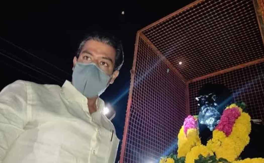 Saffron paint on Periyar statue ... I.P. Senthil Kumar who cleaned and paid homage to Periyar statue