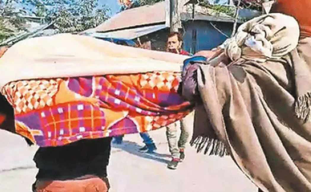 son carried mother body his shoulders because no money ambulance