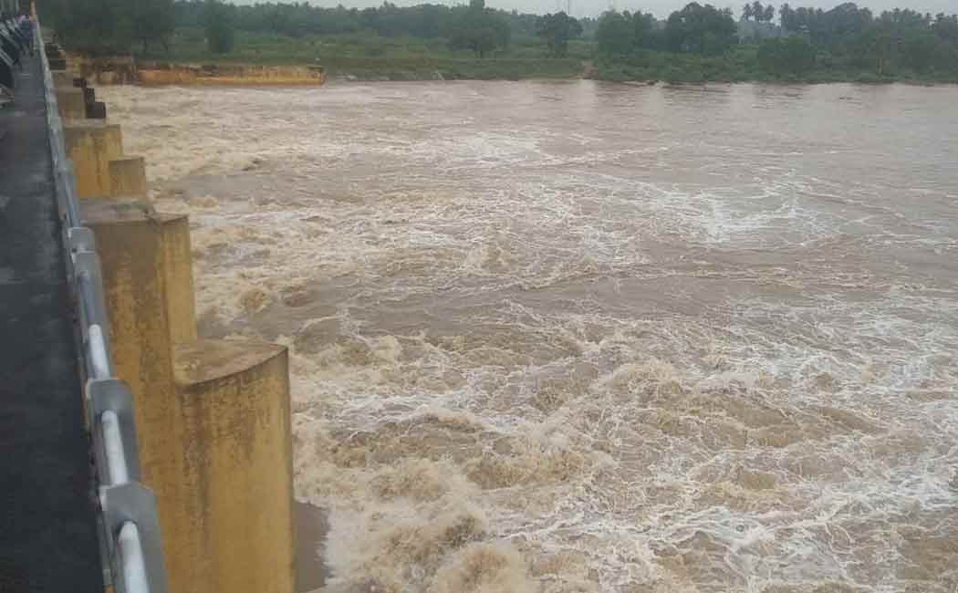 Incidents of being swept away by the continuing floods due to the continuous heavy rains