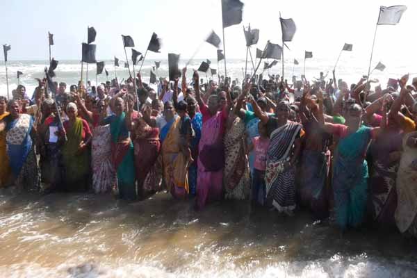 Fishermen went into the sea to struggle to fulfill their demands