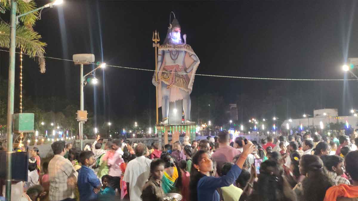 Devotees gathered at the Meinirannathar Temple on Shivaratri!