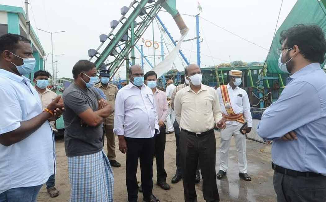 Are fishing regulations being violated? Collector who went to sea and inspected