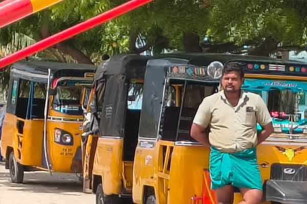 Auto drivers brawl at Satguru Swami Temple in Kanakkampatti