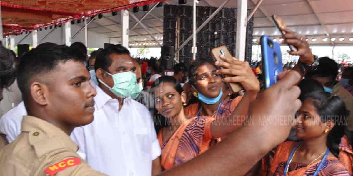 Students gather to take selfies with the Chief minister one! (Pictures)