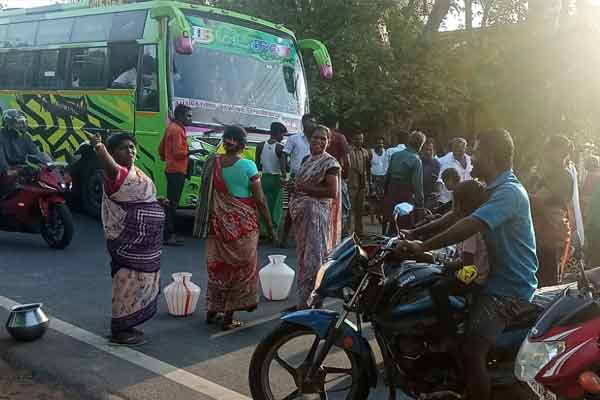 Public blockade road with empty jugs demanding drinking water in Vadalur