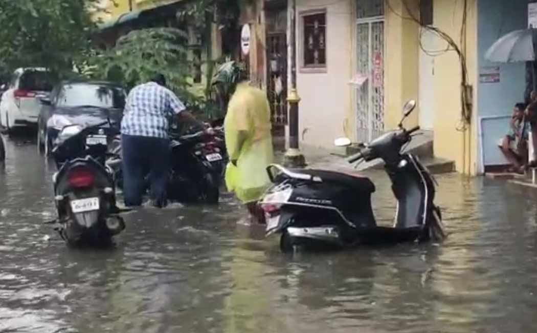 Stagnant rain water in Puducherry! Normal life of paralyzed people!