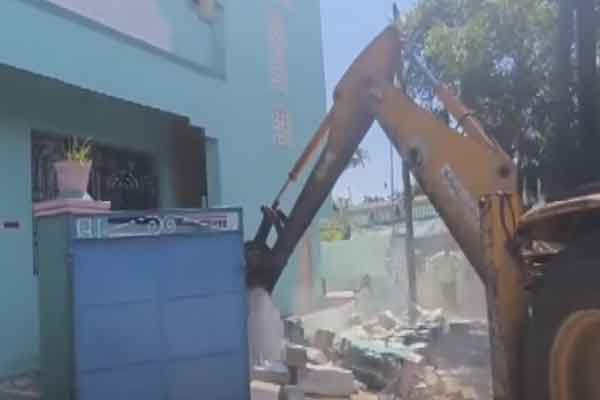 Demolition of squatted houses public outcry