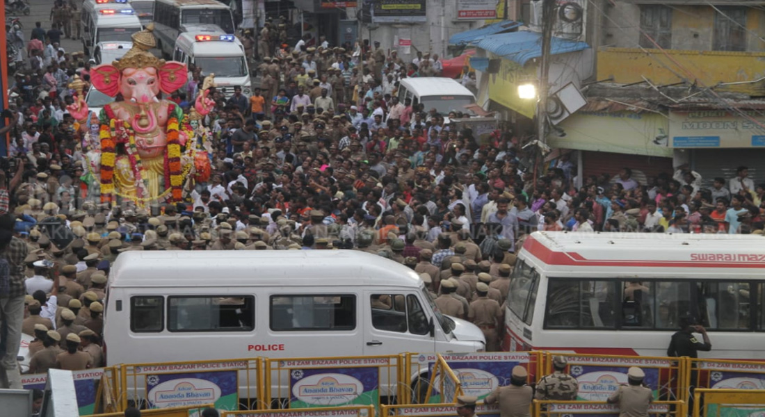 Vinayagar's statues were marched on the road !!