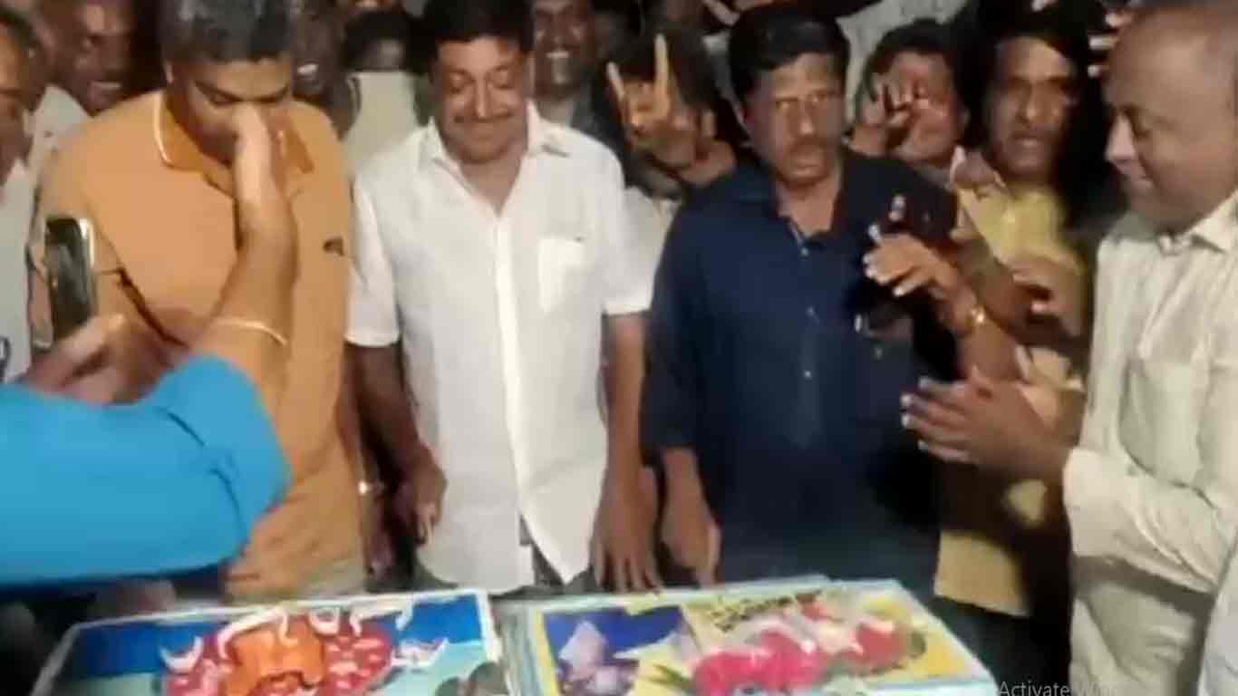 rajini fans celebrate super star rajinikanth birthday with baba movie in karur