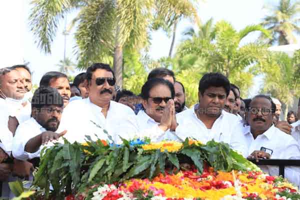 Congress Thirunavukarasar at the MGR memorial!