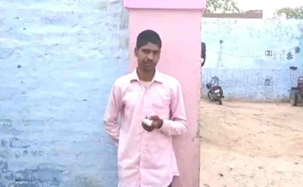 uttarpradesh youth chops his finger after voting for bjp