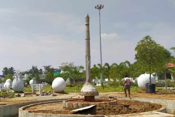 Kalaignar's pen statue in puthukottai park